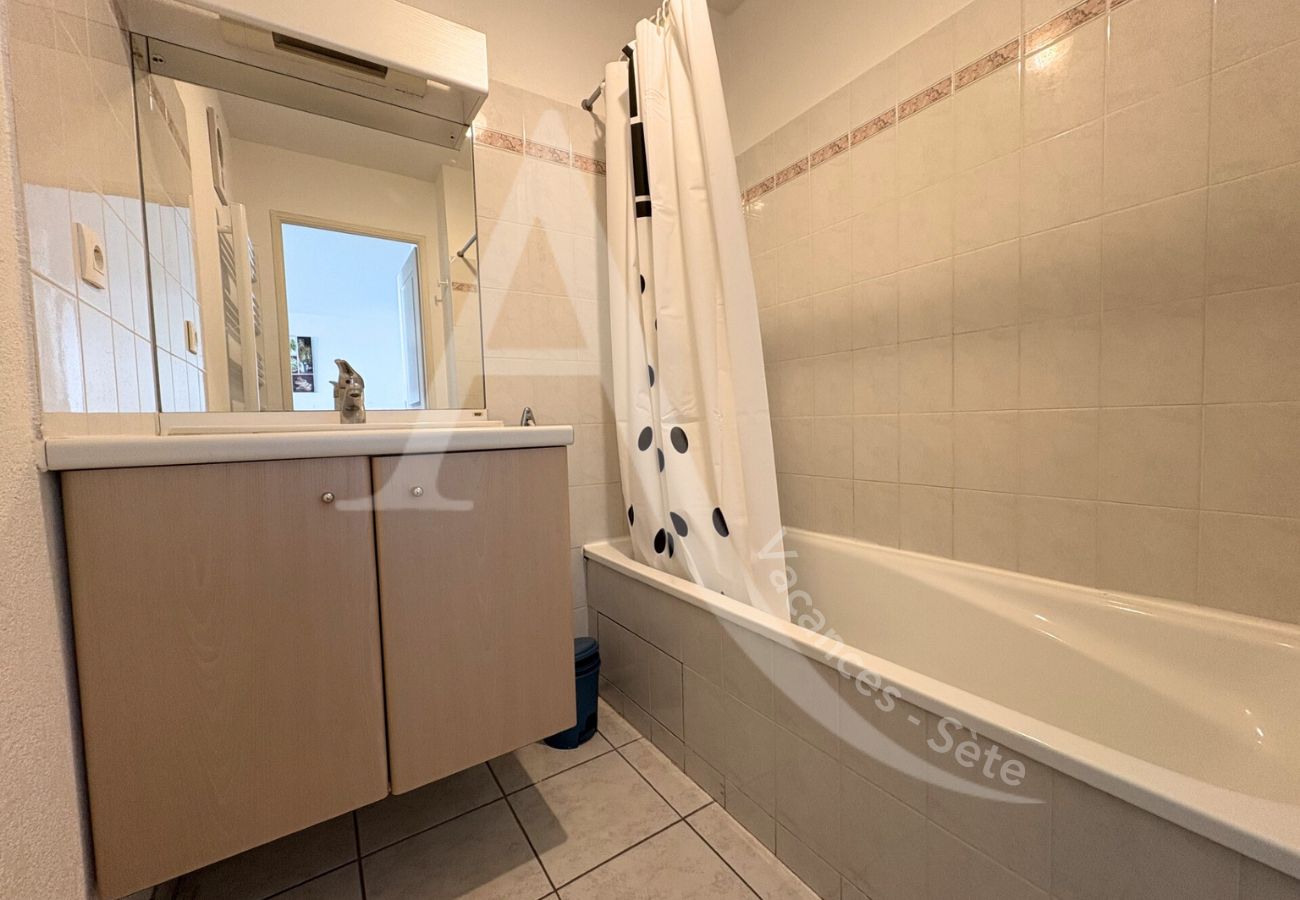 Apartment in Sète - 077 / T3 VUE MER AVEC PISCINE, PARKING ET GARAGE Apartment in Sète - 077 / T3 VUE MER AVEC PISCINE, PARKING ET GARAGE