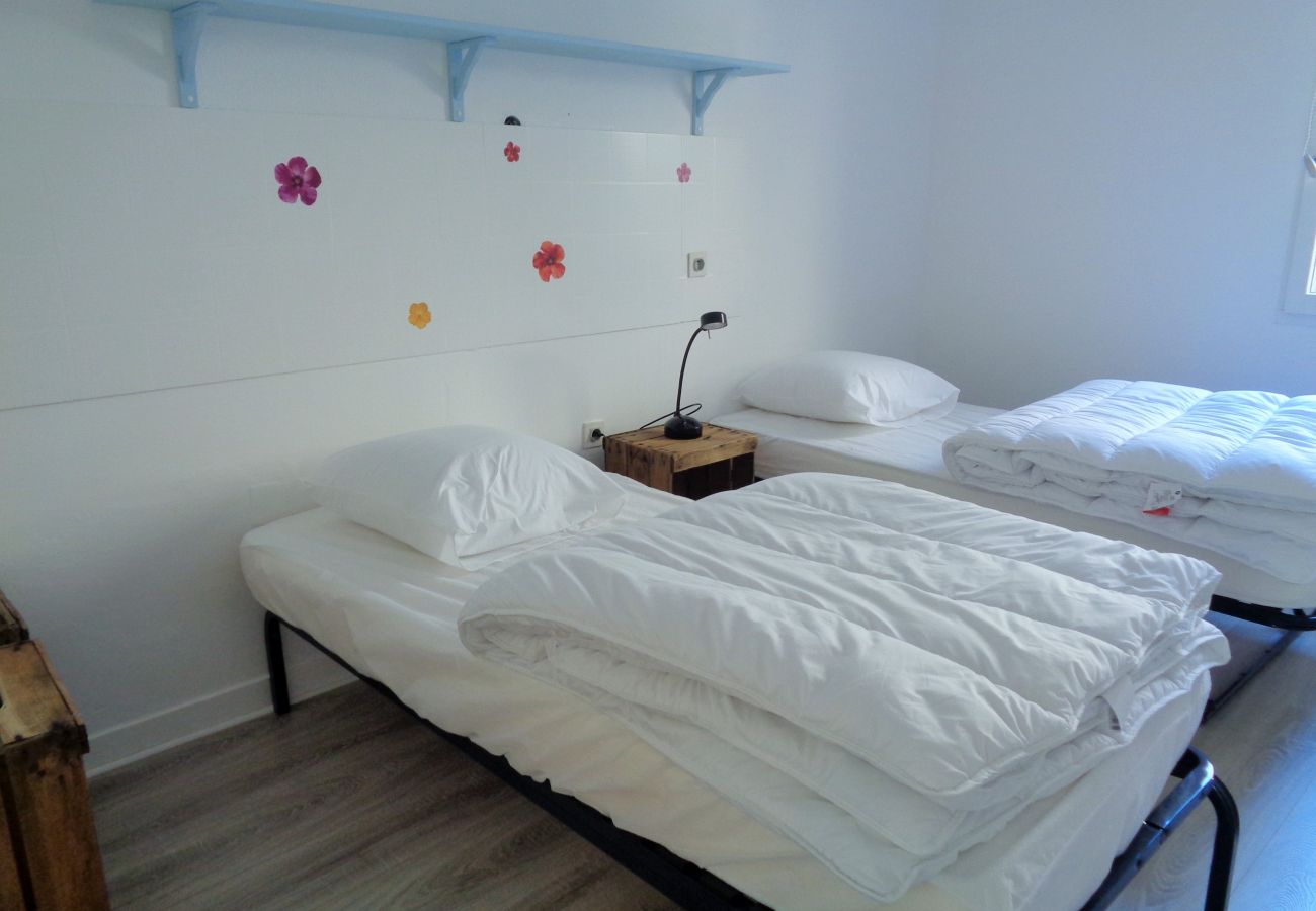 Apartment in Sète - 008 / T3 AVEC GARAGE ET PISCINE