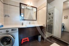 Apartment in Sète - 302 / T2 AVEC CLIM SÉJOUR, GARAGE ET PISCINE