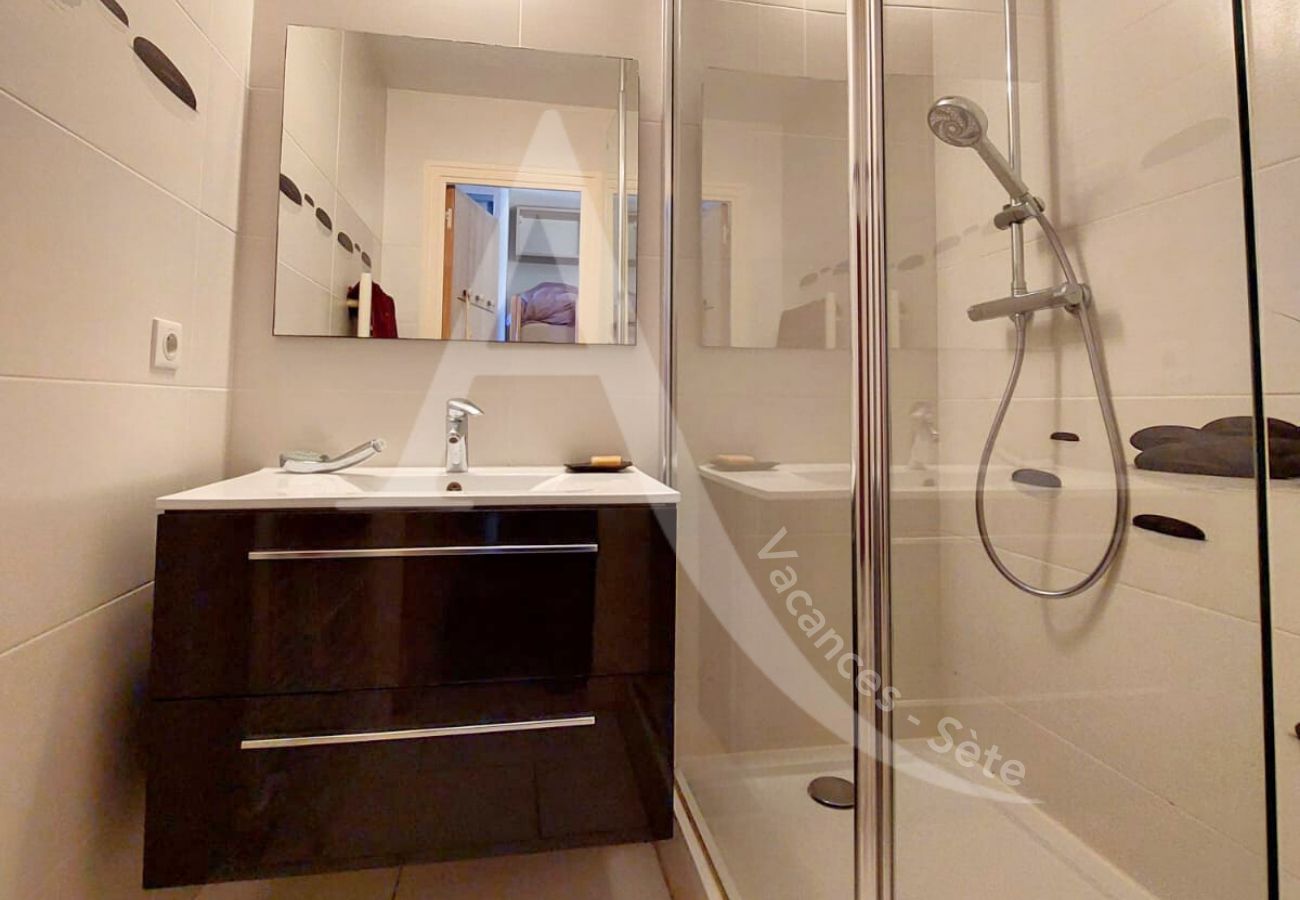 Studio in Sète - 064 / STUDIO CABINE CLIM,WIFI ET PARKING Studio in Sète - 064 / STUDIO CABINE CLIM,WIFI ET PARKING