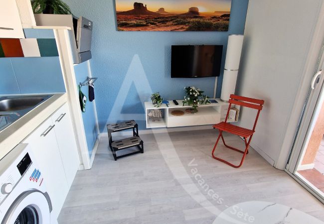 Apartment in Sète - 032/T2 AVEC PARKING ET ASCENSEUR, VUE PISCINE Apartment in Sète - 032/T2 AVEC PARKING ET ASCENSEUR, VUE PISCINE