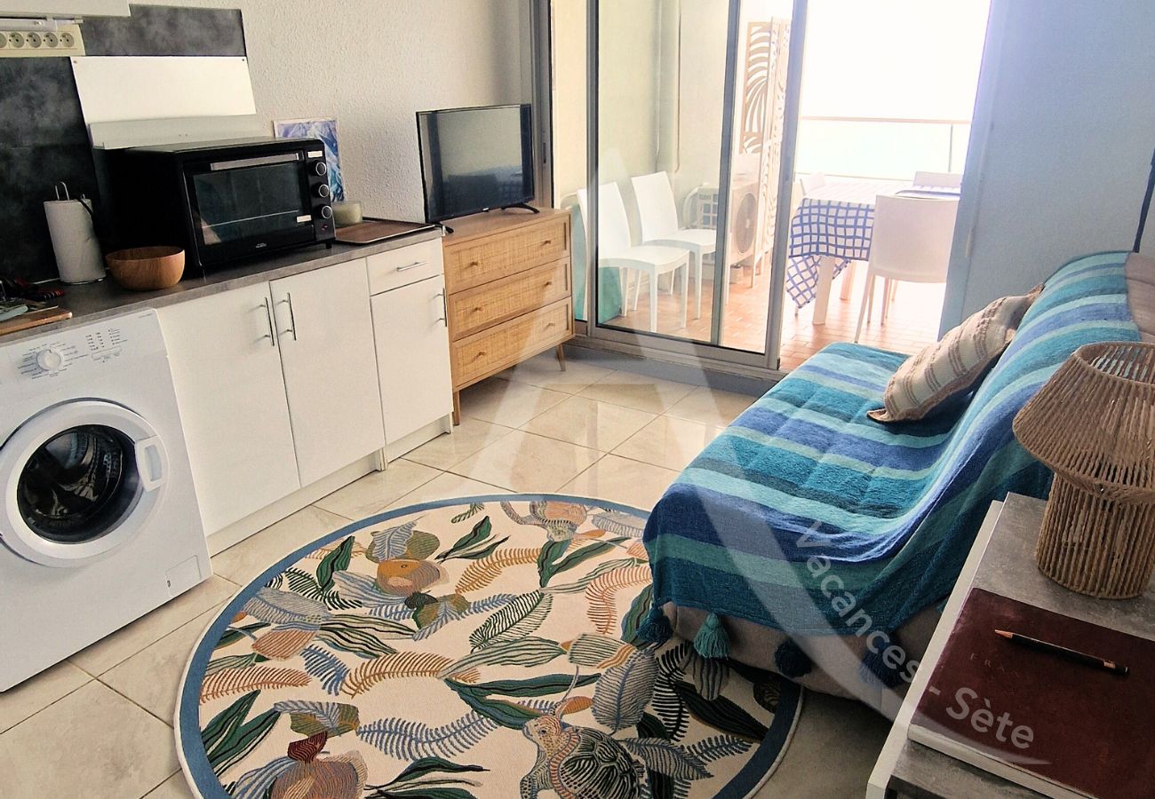 Studio in Sète - 042 / STUDIO CABINE AVEC TERRASSE VUE MER ET PARKI