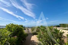 Apartment in Sète - 112 / T2 EN RDJ AVEC PARKING, CLIM, WIFI