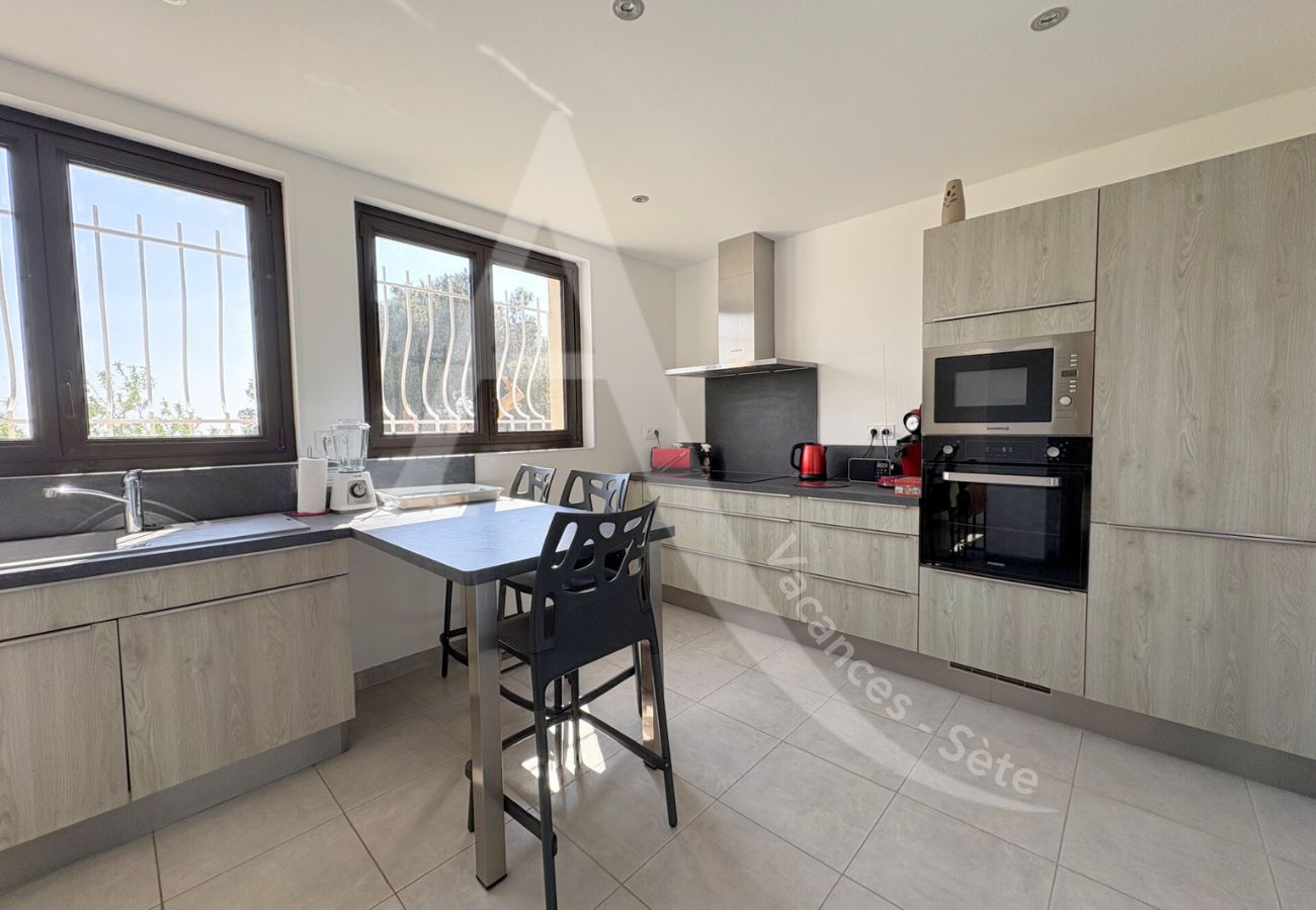 Villa en Sète - 136 / VILLA AVEC VUE + WI-FI SUR LES HAUTEURS  Villa en Sète - 136 / VILLA AVEC VUE + WI-FI SUR LES HAUTEURS