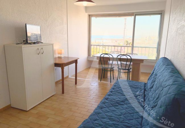  a Sète - 034 / STUDIO AVEC PARKING ET VUE MER