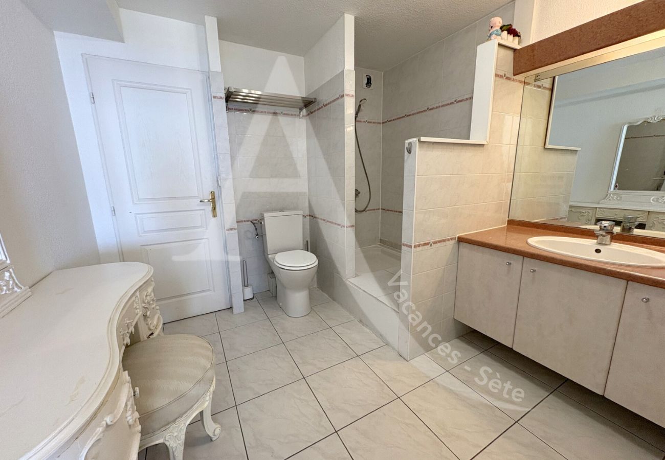 Appartement à Sète - 045 / T4 AVEC PISCINE, PARKING, CLIM ET WI-FI Appartement à Sète - 045 / T4 AVEC PISCINE, PARKING, CLIM ET WI-FI