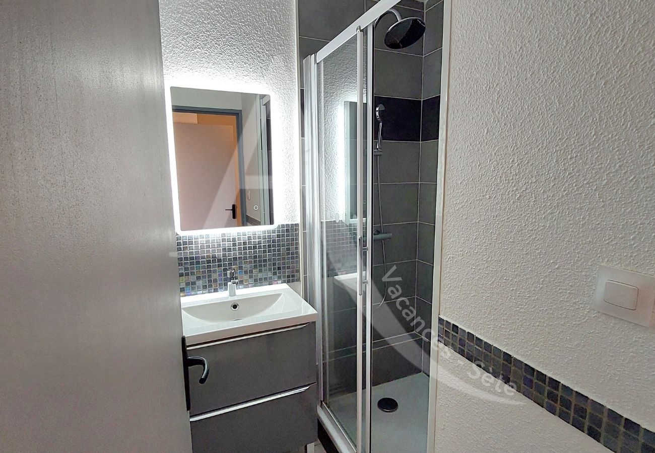 Appartement à Sète - 225 / STUDIO AVEC TERRASSE ET PARKING Appartement à Sète - 225 / STUDIO AVEC TERRASSE ET PARKING