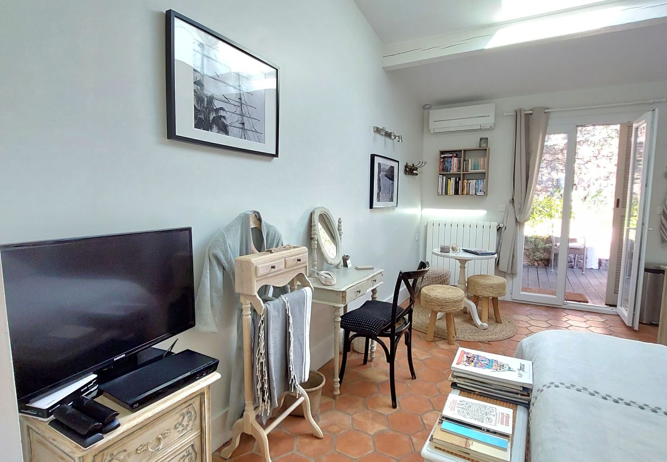 Studio à Sète - 057 / CHARMANT STUDIO AVEC CLIM, WI-FI ET PISCINE