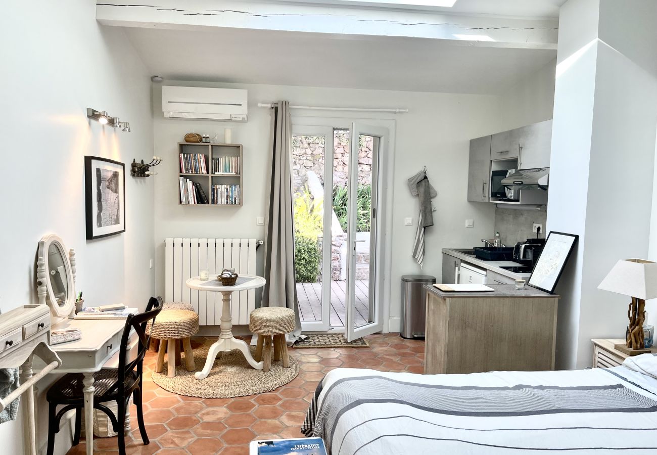Studio à Sète - 057 / CHARMANT STUDIO AVEC CLIM, WI-FI ET PISCINE