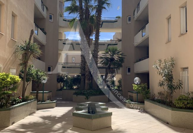 Appartement à Sète - 120/ T3 VUE MER AVEC GARAGE ET PISCINE Appartement à Sète - 120/ T3 VUE MER AVEC GARAGE ET PISCINE