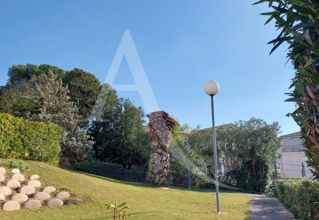 Appartement à Sète - 032/T2 AVEC PARKING ET ASCENSEUR, VUE PISCINE Appartement à Sète - 032/T2 AVEC PARKING ET ASCENSEUR, VUE PISCINE